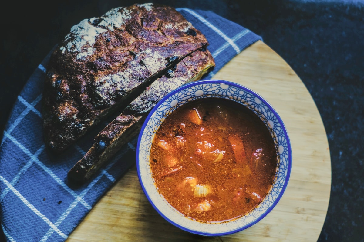 Repas complet avec bortsch, salade et viande